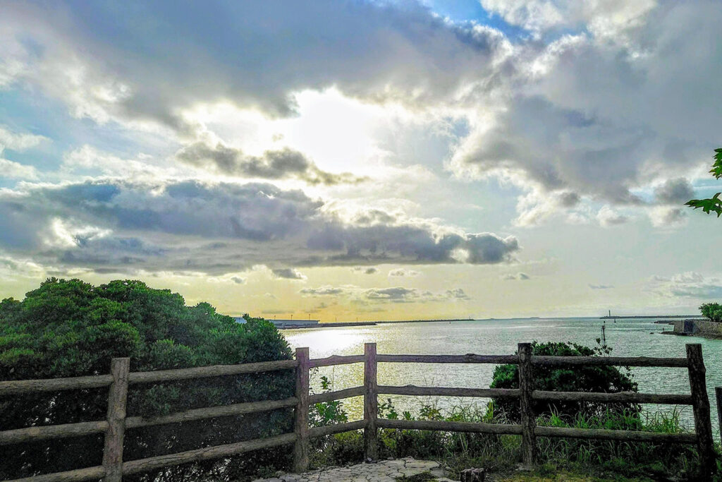 北西の空に広がる夕焼け(三重城跡)