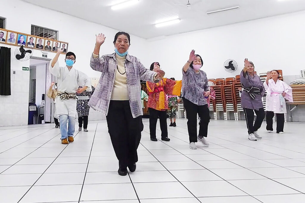 琉球舞踊「加那よー」を踊る城間和枝先生