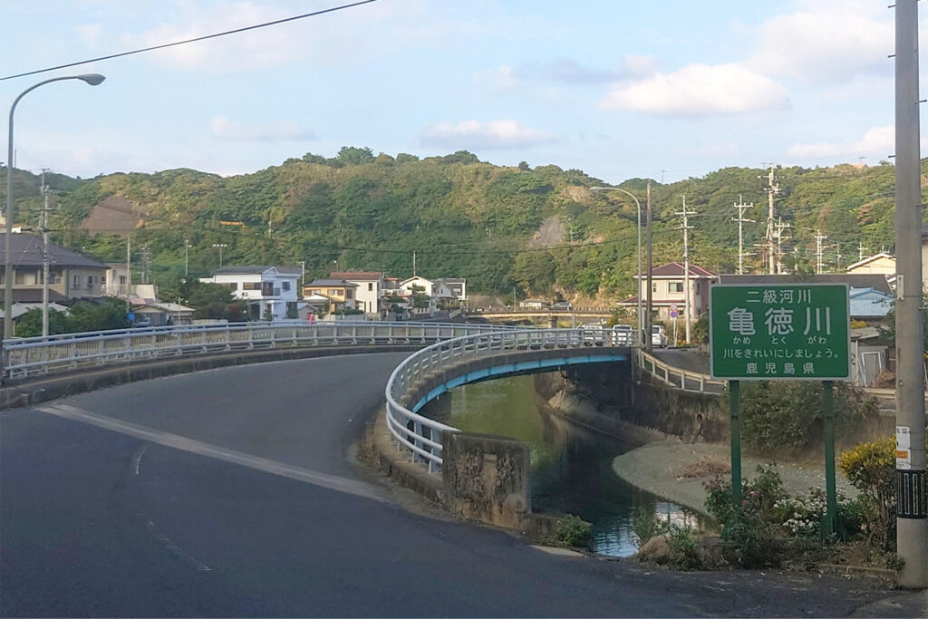 徳之島町亀徳の川沿い