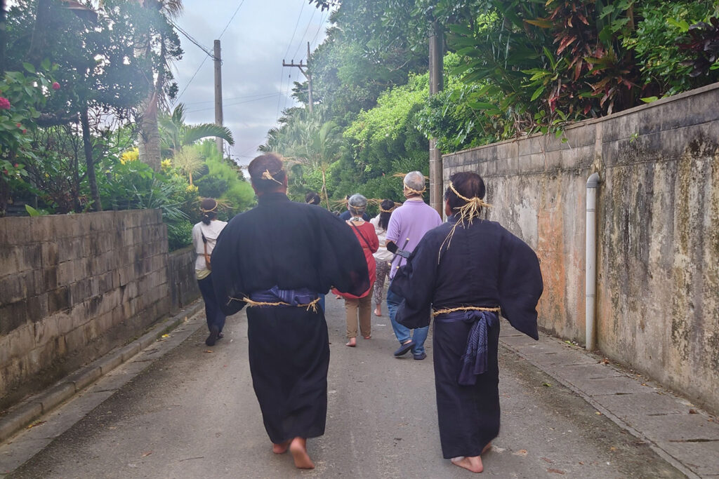 弥勒節を歌いながら進行する