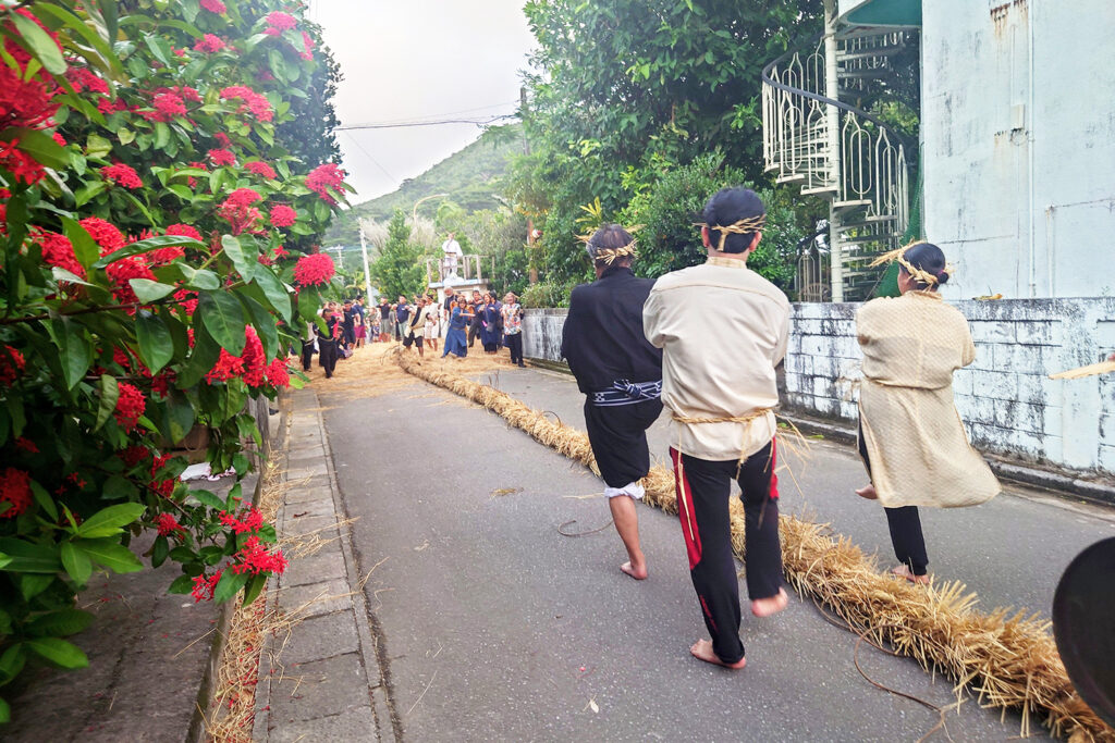 綱引き会場となる十字路に集まります