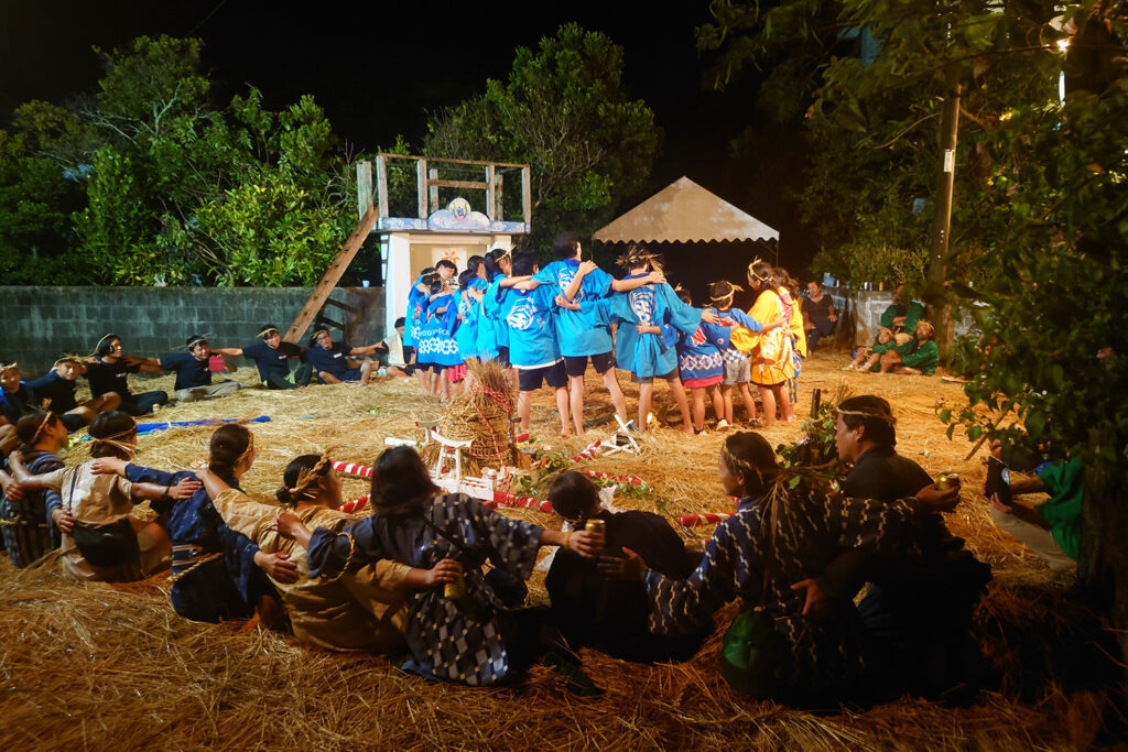 みんなで輪になって歌う