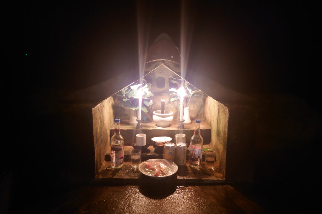 祈りを捧げる（前泊御嶽）