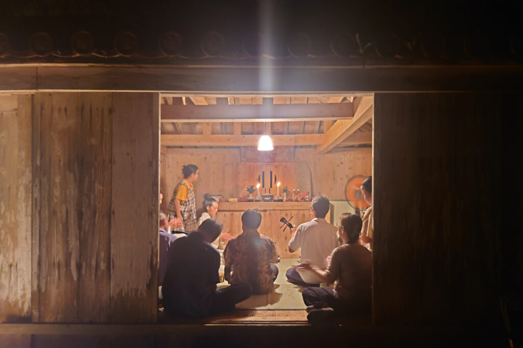 仲良田節を歌う（前泊御嶽）